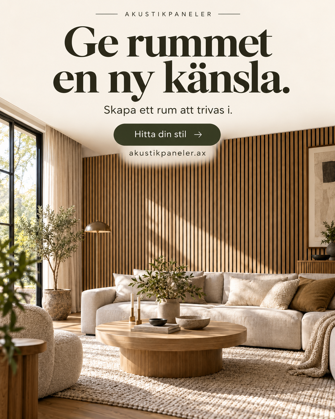 Interiör med vit soffa framför en vägg av Klint Panel akustikpaneler i varm ekton